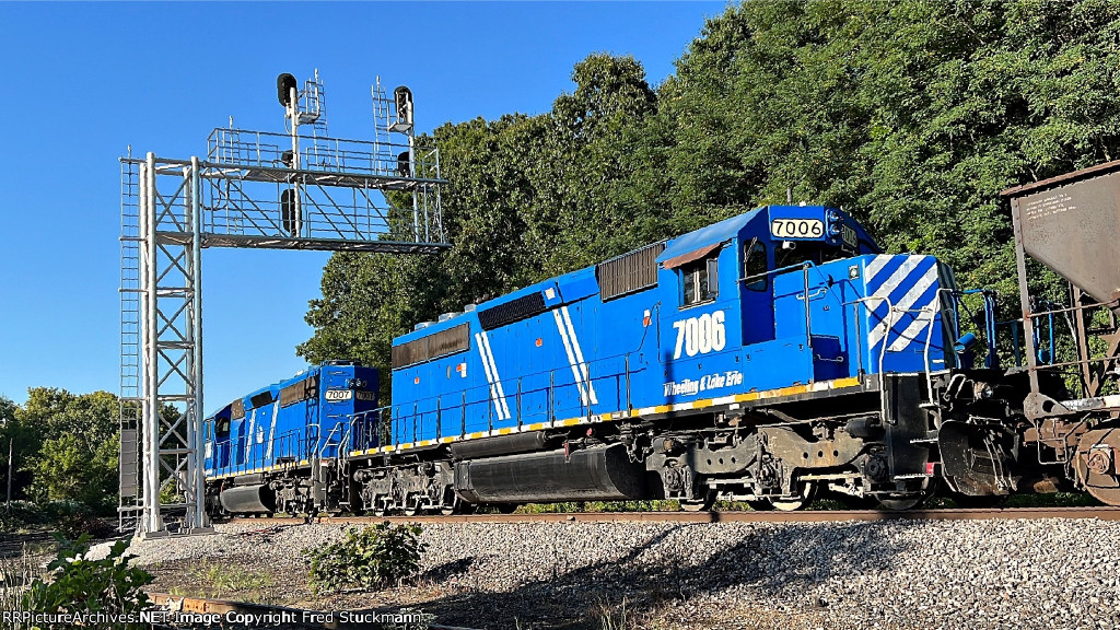 WE 7006 ducks under the eastbound signals at BD.